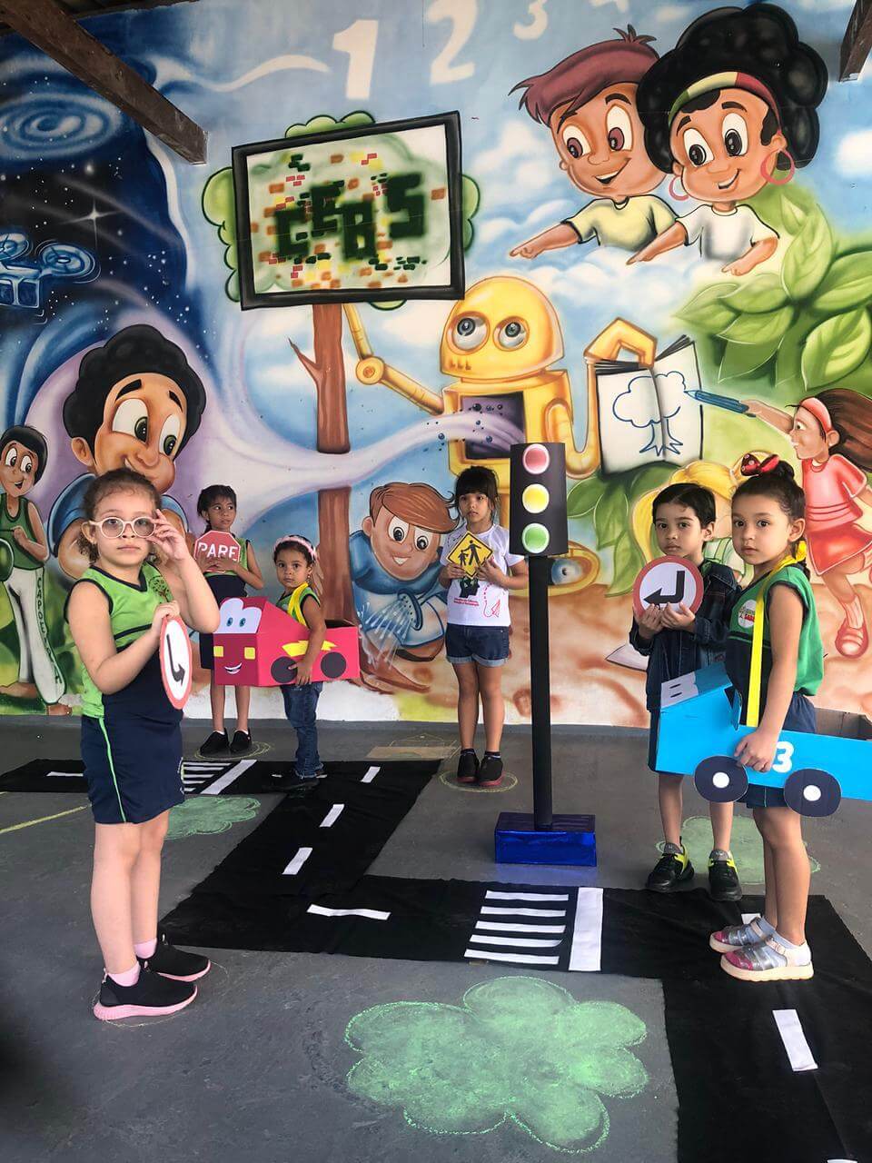 estudantes com bola de basquete e cone