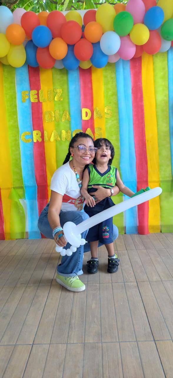 estudantes com bola de basquete e cone