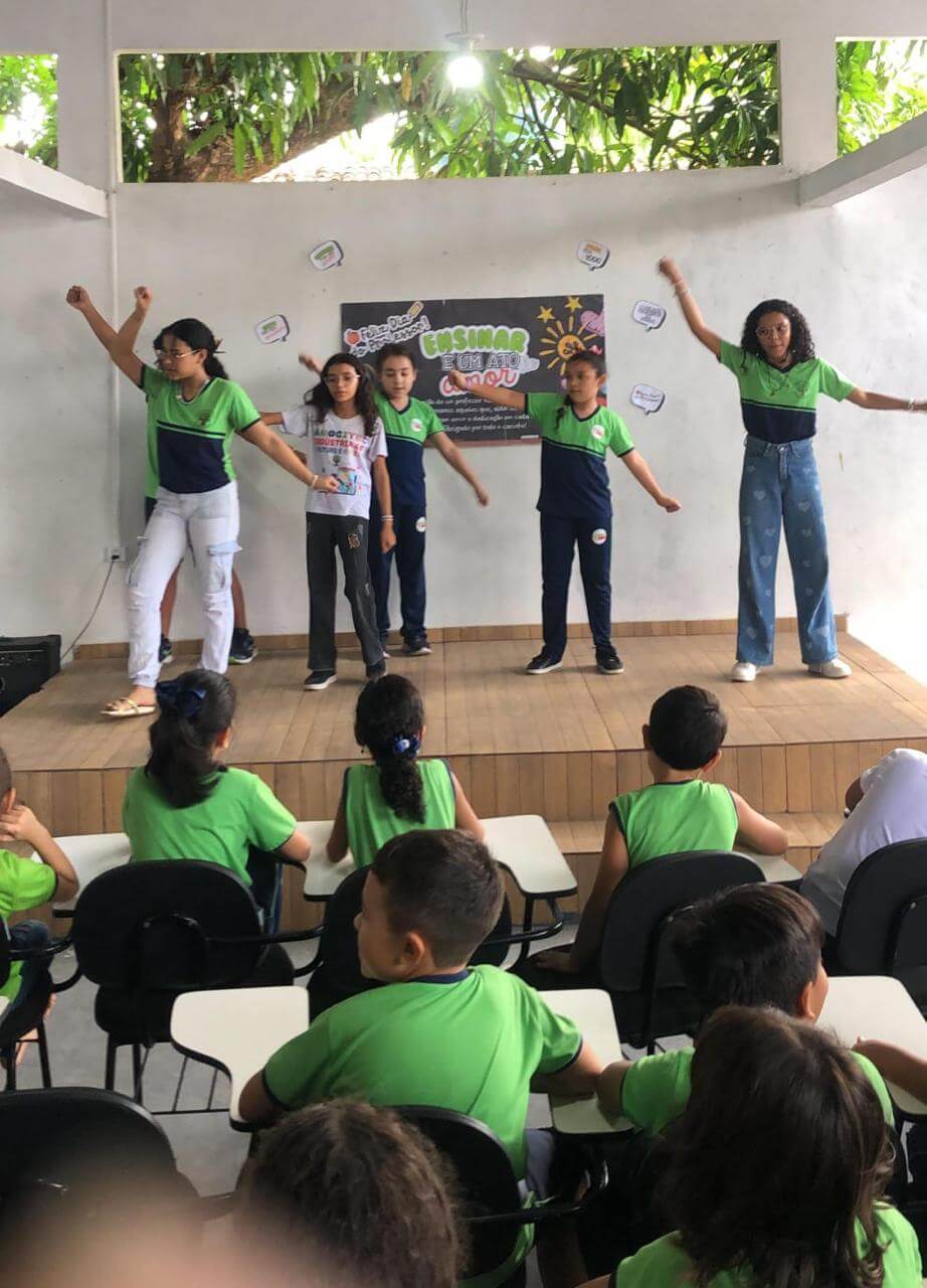 estudantes com bola de basquete e cone